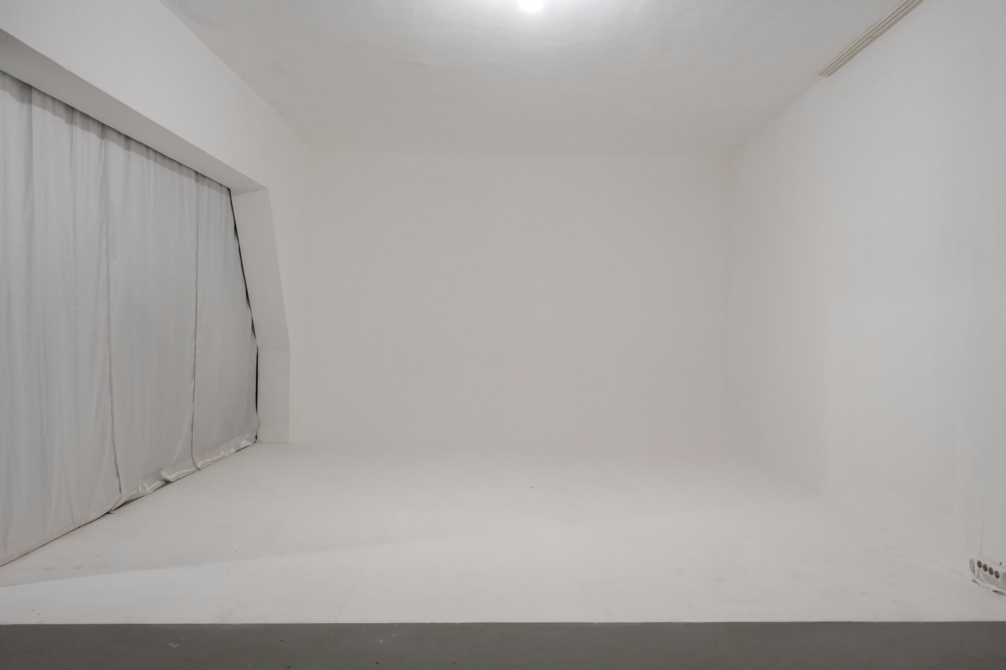 Kiralık stüdyo sonsuz beyaz cyclorama fon — Kağıthane Seyrantepe