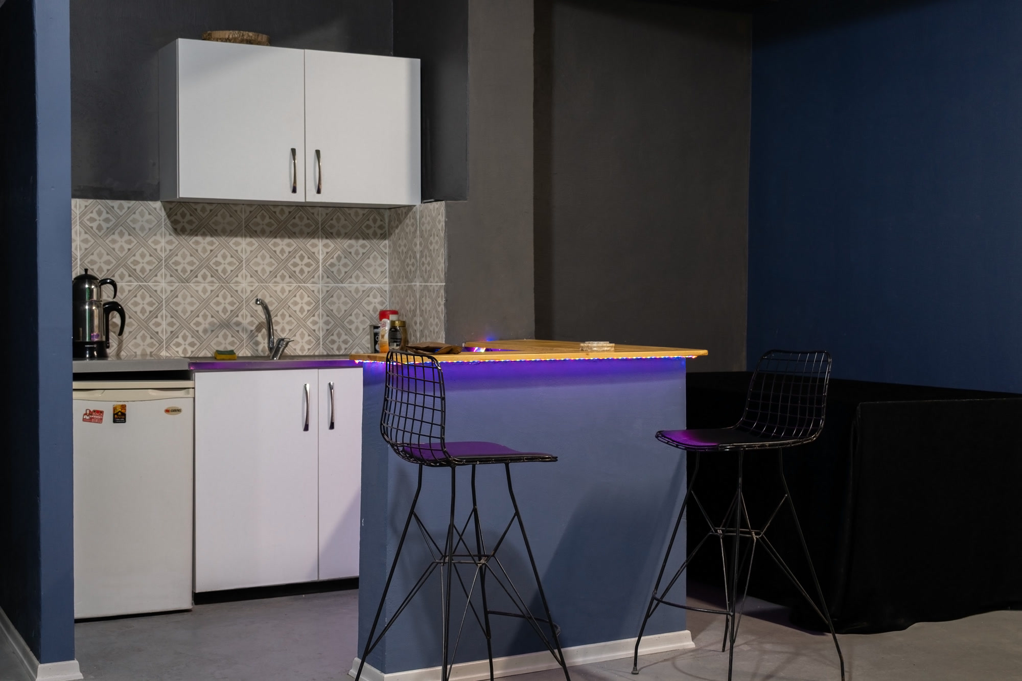 Kiralık stüdyo mutfak / mola alanı — mini buzdolabı, bar tezgah