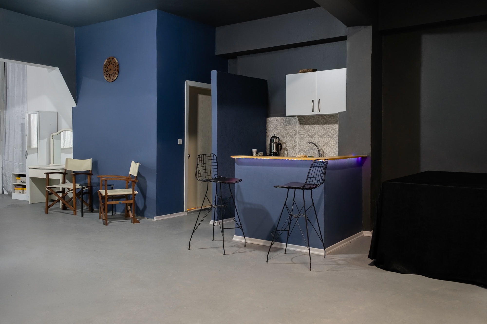 Kiralık stüdyo oturma ve bar / mola alanı