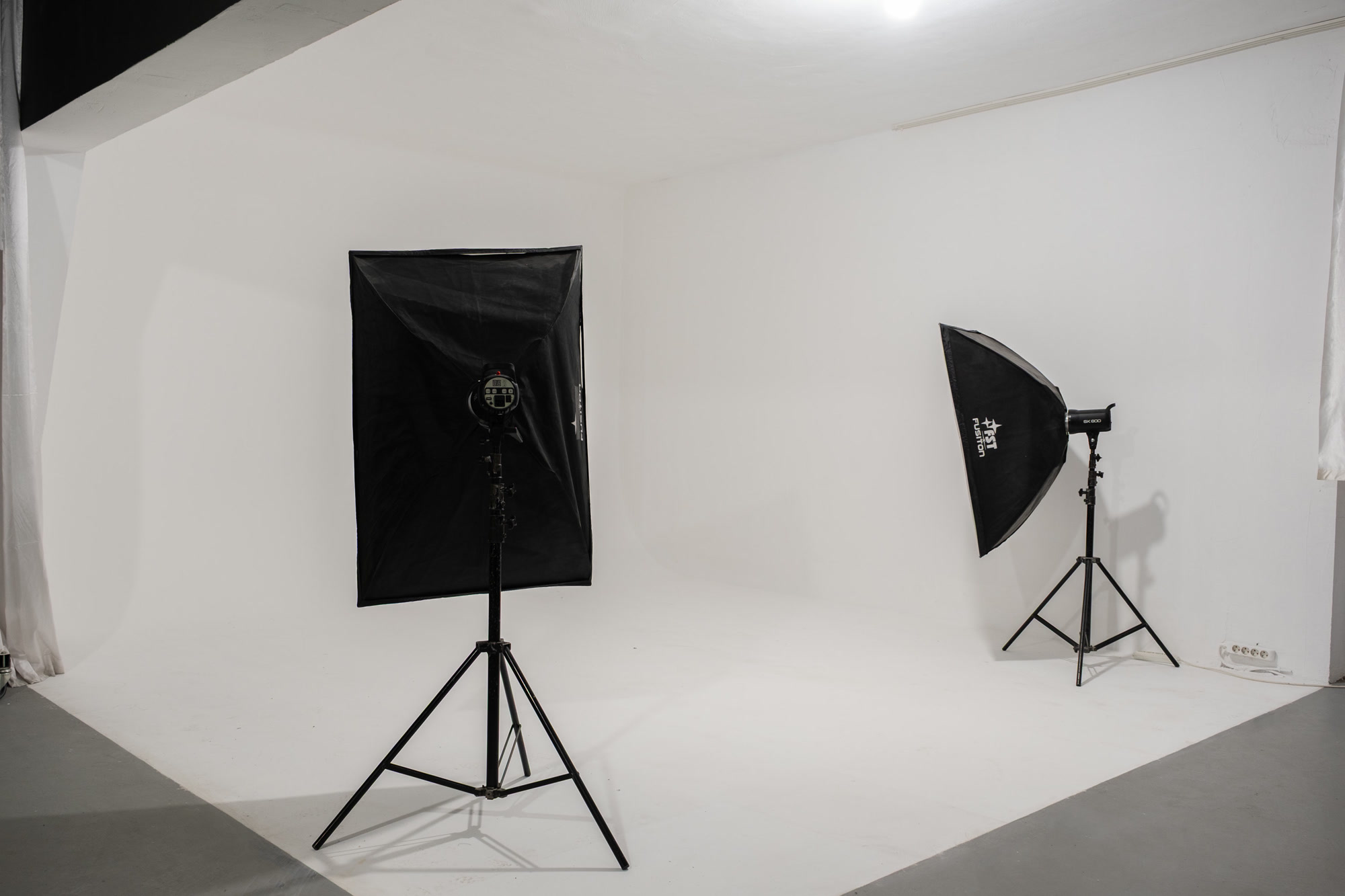 Kağıthane kiralık fotoğraf stüdyosu — sonsuz beyaz fon (cyclorama) ve profesyonel softbox ışık